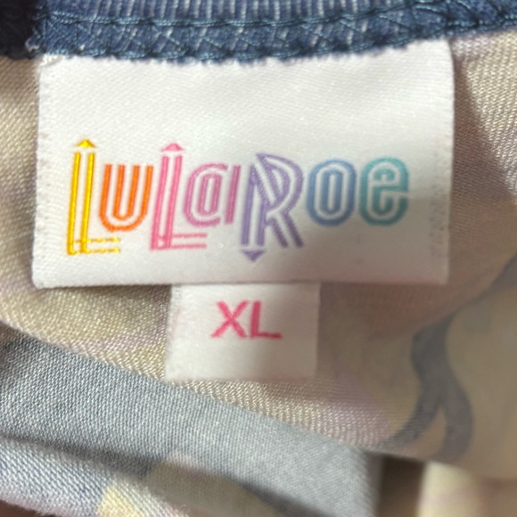 LuLaRoe XL Geometric Print WOMENS HIGH/low hem, short sleeve shirt. 29”-34” L - Picture 6 of 7